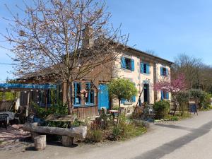 Ille Flottante, Maison éclusière et hébergements insolites sur le canal