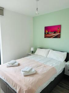 Modern 2BR Sleeps 4 Easy Access to City Centre