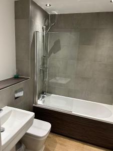 Modern 2BR Sleeps 4 Easy Access to City Centre