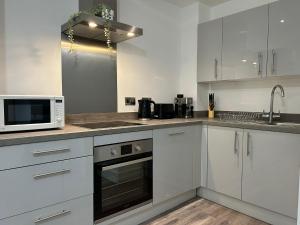 Modern 2BR Sleeps 4 Easy Access to City Centre