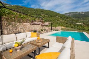 Luxury Villa Envivo Komiža with heated pool and professional gym