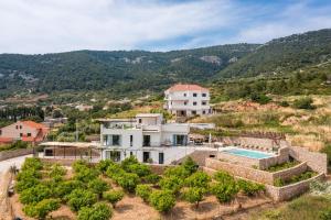 Luxury Villa Envivo Komiža with heated pool and professional gym