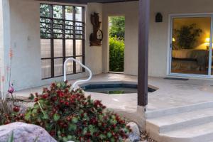 Mountain-View Home with Private Pool, Roll-Shower