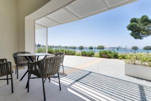 Superior Seaview Apt. with Pool