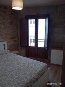 Casa de piedra céntrica.