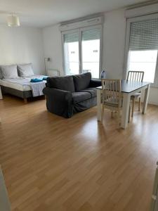 Appartements Grand Studio de 37m carres - Parking - RER Laplace et Maison des Examens a 5 minutes a pied : photos des chambres