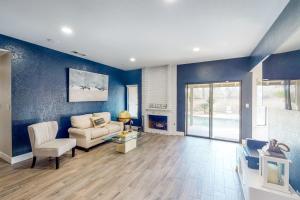 3BR Palm Tree Retreat - Pool and Putting Green