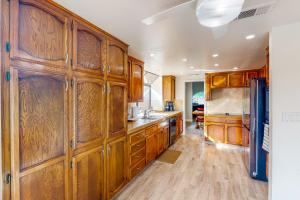 3BR Palm Tree Retreat - Pool and Putting Green