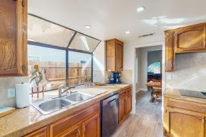 3BR Palm Tree Retreat - Pool and Putting Green