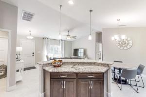 Brand New - Heated Pool, Lanai, Grill, and Fire Pit