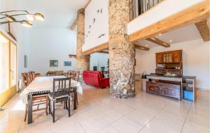 Maisons de vacances Amazing Home In Pardailhan With Wifi, Private Swimming Pool And Outdoor Swimming Pool : photos des chambres