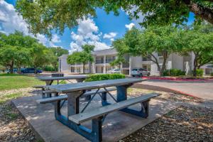 Studio 6-Austin, TX - Midtown