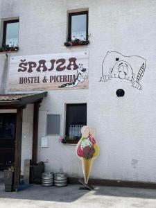 Hostel in picerija Špajza