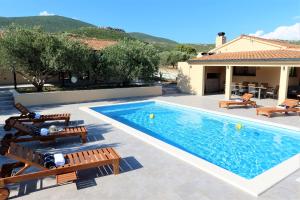 NEW- Villa Olive Oasis -the heated pool & jacuzzi