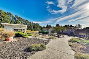 2BR Mountain-View Cottage with Hot Tub, Deck