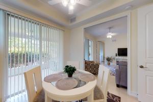 Convenient 2BR Condo with Lanai and Outdoor Wet Bar