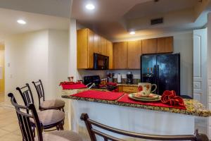 2BR Condo with Lanai and Wet Bar, Walk to Dining