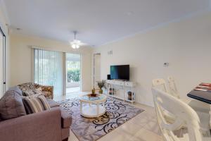 Convenient 2BR Condo with Lanai and Outdoor Wet Bar