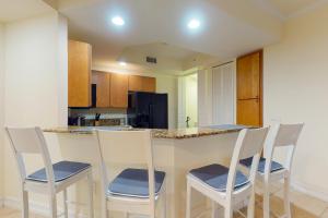 2BR in Exciting Locale with Lanai and AandC