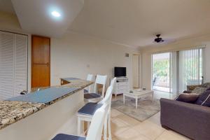 2BR in Exciting Locale with Lanai and AandC