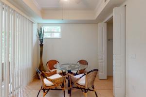 2BR in Exciting Locale with Lanai and AandC