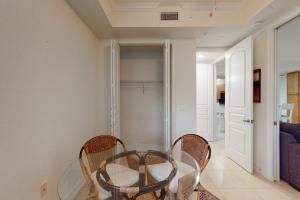 2BR in Exciting Locale with Lanai and AandC