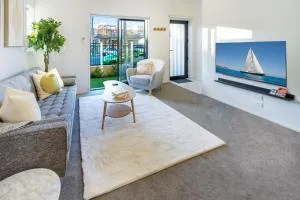 Large trendy 3 Bedroom Residence, Central City - Linwood