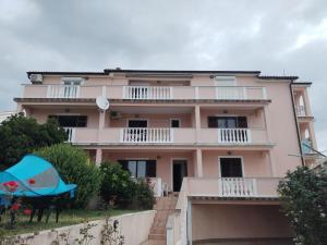 Apartments with parking space Lopar, Rab - 21581 - 3hvězdičkové hotely ve městě Lopar