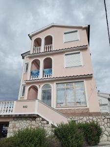 Apartments with parking space Lopar, Rab - 21581
