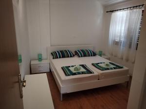 Apartments with parking space Lopar, Rab - 21581