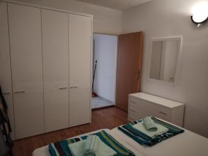Apartments with parking space Lopar, Rab - 21581