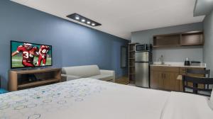 HomeTowne Studios by Red Roof and Conference Center Chicago - N Aurora Naperville