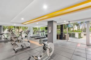 Modern Riverside Oasis - Gym Pool WiFi & Parking