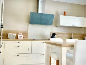 Maisons de vacances Maison renovee avec garage et terrasses a Meze - FR-1-604-43 : photos des chambres