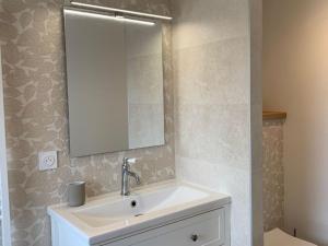 Maisons de vacances Maison renovee avec garage et terrasses a Meze - FR-1-604-43 : photos des chambres