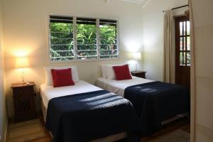 Lillypads Red Cottage - Rainforest Tranquility