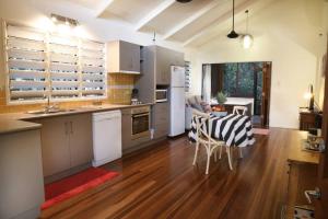 Lillypads Red Cottage - Rainforest Tranquility