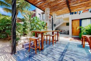 Fronds and Sun at Toh 11