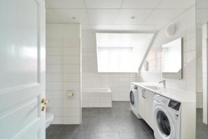 Beautiful 3 Bedroom Apartment Near Shopping & Metro
