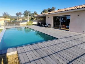 Villas Villa La Voile au Vent - Sur les collines de la Cadiere d'Azur - Villa spacieuse, 4 chambres, climatisee avec piscine a debordement, Vue mer et collines : photos des chambres