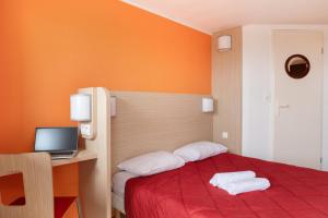 Hotels Premiere Classe La Ville Du Bois : photos des chambres