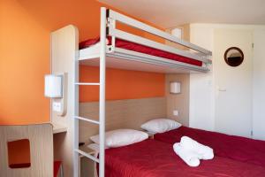 Hotels Premiere Classe La Ville Du Bois : Chambre Triple