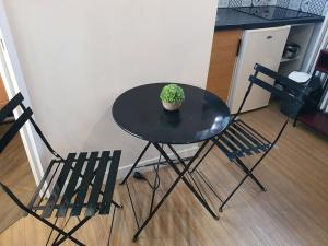 Appartements N 8 - Studio CENTRE - refait a neuf - parking gratuit : photos des chambres