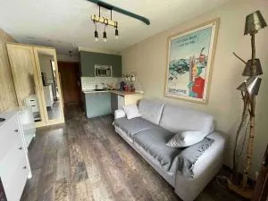 Studio refait à neuf avec balcon - Famille - Parking couvert - 于尔亚日莱班