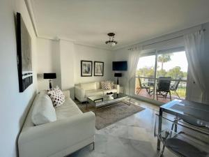 Moderno Apartamento con terraza y vista al mar a 5 min Pto. Banús