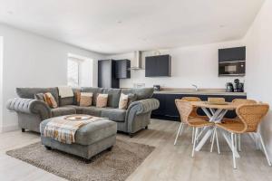 Modern 1 Bed, close to beach and highstreet