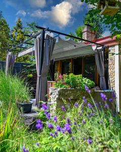 STRÓŻÓWKA SKI&SPA Domek nad rzeką z ogrodem i jacuzzi,narty.