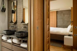 Double Room - ROOMY-BATH room in Market Street hotel