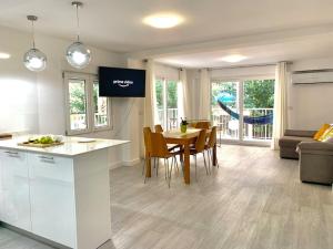 NEW STYLISH BEACH FRONT APARTMENT