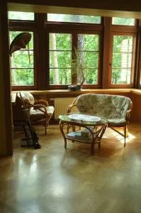 Leśny kasztel pod sosnami. Pokój w koronach drzew. - 萨泽尼斯